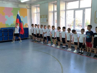 Каждое утро понедельника, в детском саду «Снегирек» начинается с торжественной церемонии выноса Государственного флага Российской Федерации и исполнения гимна страны. Дети подготовительных групп активно участвуют в данном традиционном мероприятии,которое проводится каждую неделю. Патриотическое воспитание, является составной частью общего воспитательного процесса, представляет собой систематическую и целенаправленную деятельность, привитие детям чувства гордости, глубокого уважения и почитания символов Российской федерации – Герба, Флага, Гимна.  

Мероприятие также способствует укреплению здоровья ребят, развитию физических качеств и совершенствованию двигательных навыков.

Детские сердца наполнились чувством радости, гордости за нашу Великую Державу – Россию.