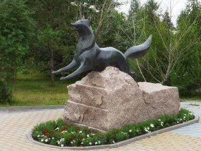 Бронзовый «Чёрный лис», встречающий гостей у ворот «Старого Сургута», давно стал неотъемлемой частью городского пейзажа. Скульптура с удивительной точностью воспроизводит облик гербового животного, символизирующего Сургут. Свое воплощение этот величественный зверь получил в Санкт-Петербурге, на площадке Международного центра культуры и искусства.