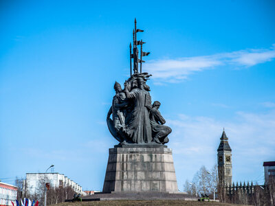 Памятник основателям Сургута, установленный на одноименной площади в 2002 году, воплощает в бронзе идею становления российской государственности в Югре. Монумент не просто изображает исторических персонажей, а представляет ключевые силы: князя (власть), воеводу (оборону), казака (созидание) и священнослужителя (духовность), который держит икону Владимирской Богоматери. Масштаб подчеркивает значимость события: фигуры людей высотой в 6 метров, а весь комплекс — 15 метров, отлиты из 40 тонн металла.