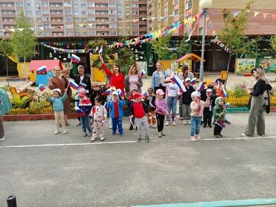В детском саду в группе «Одуванчик» и «Теремок» состоялся флэшмоб «Вместе под триколором», организованный ко Дню Государственного флага Российской Федерации.
Дети вместе с родителями приняли активное участие в праздничном мероприятии, продемонстрировав единство и любовь к своей стране.